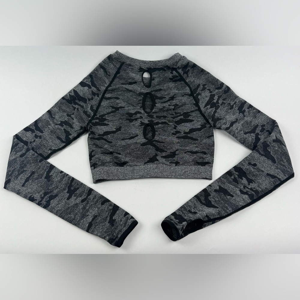 Women’s Seamless Camo Long Sleeve Crop Top Open Back Thumbholes Size S - Picture 3 of 6